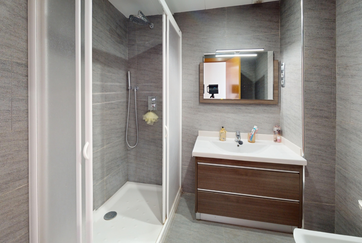 924 v Bathroom 1