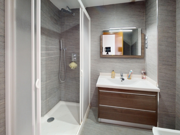 924 v Bathroom 1