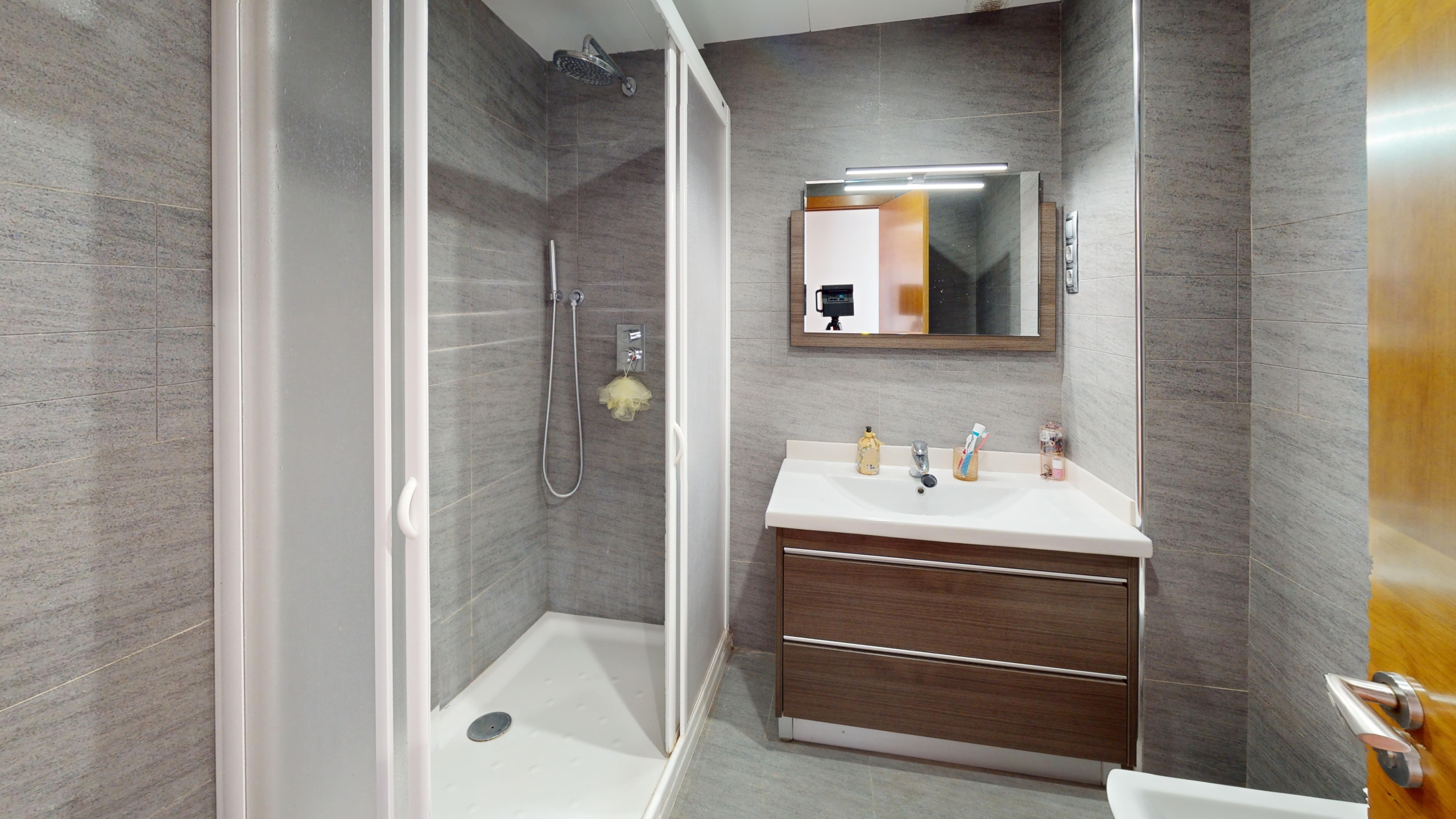 924 v Bathroom 1