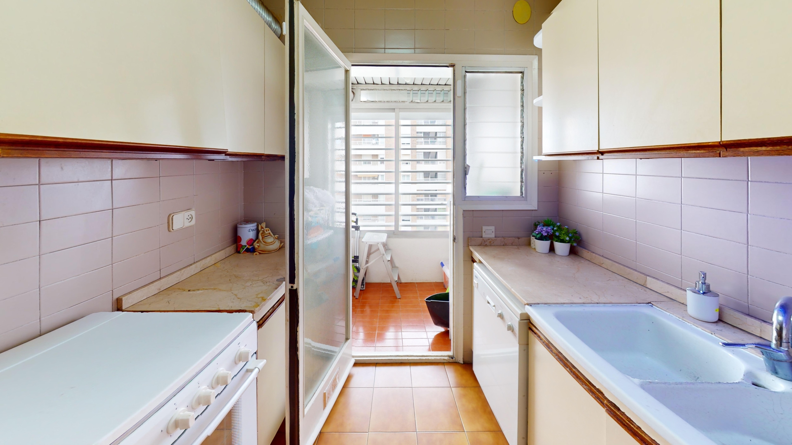 936 v Kitchen