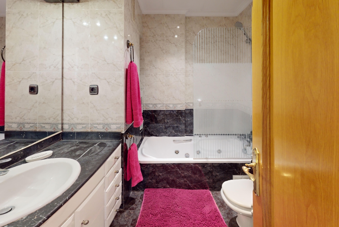 939 V Bathroom