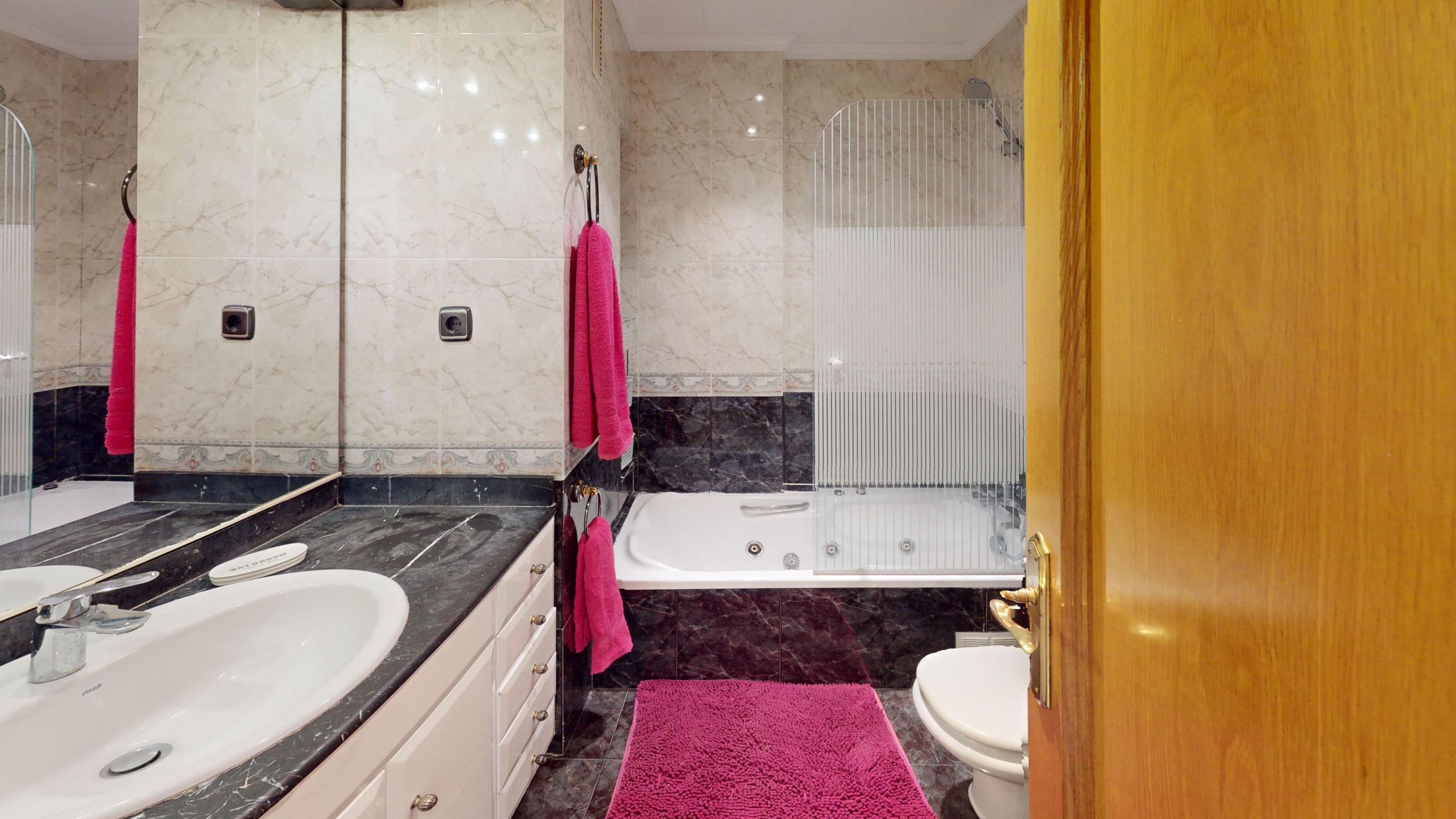 939 V Bathroom