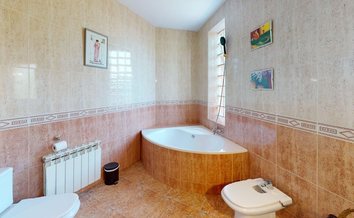 946 V Bathroom
