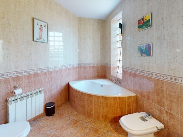 946 V Bathroom