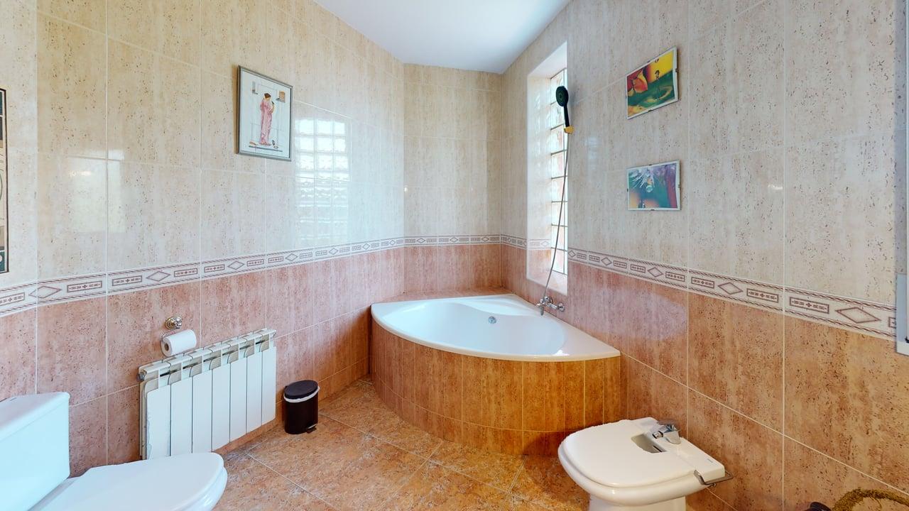 946 V Bathroom