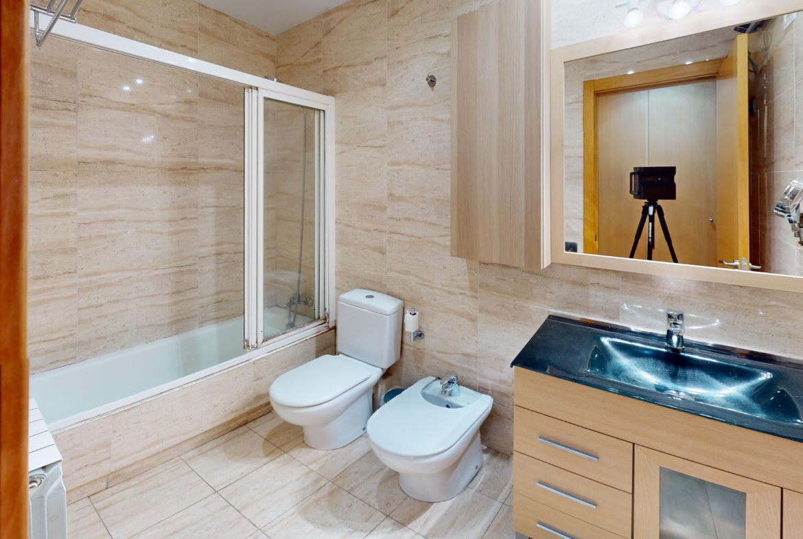 952 V Bathroom 1