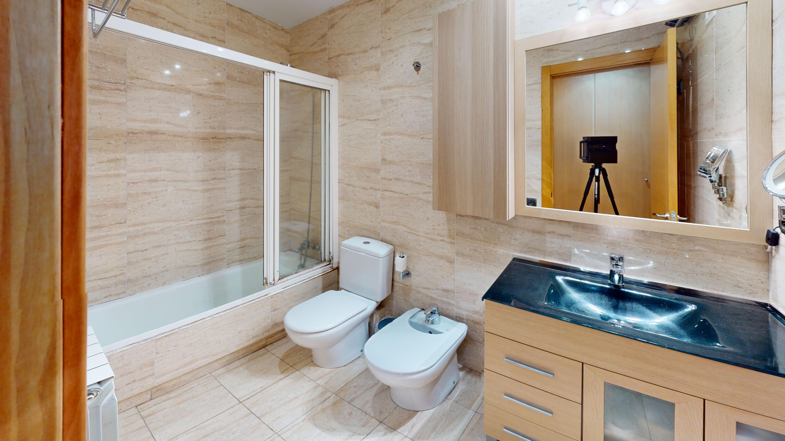 952 V Bathroom 1