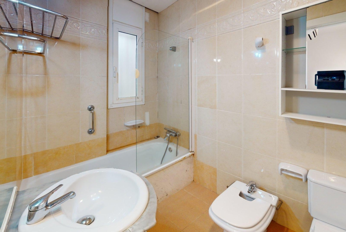 956 V Bathroom 1