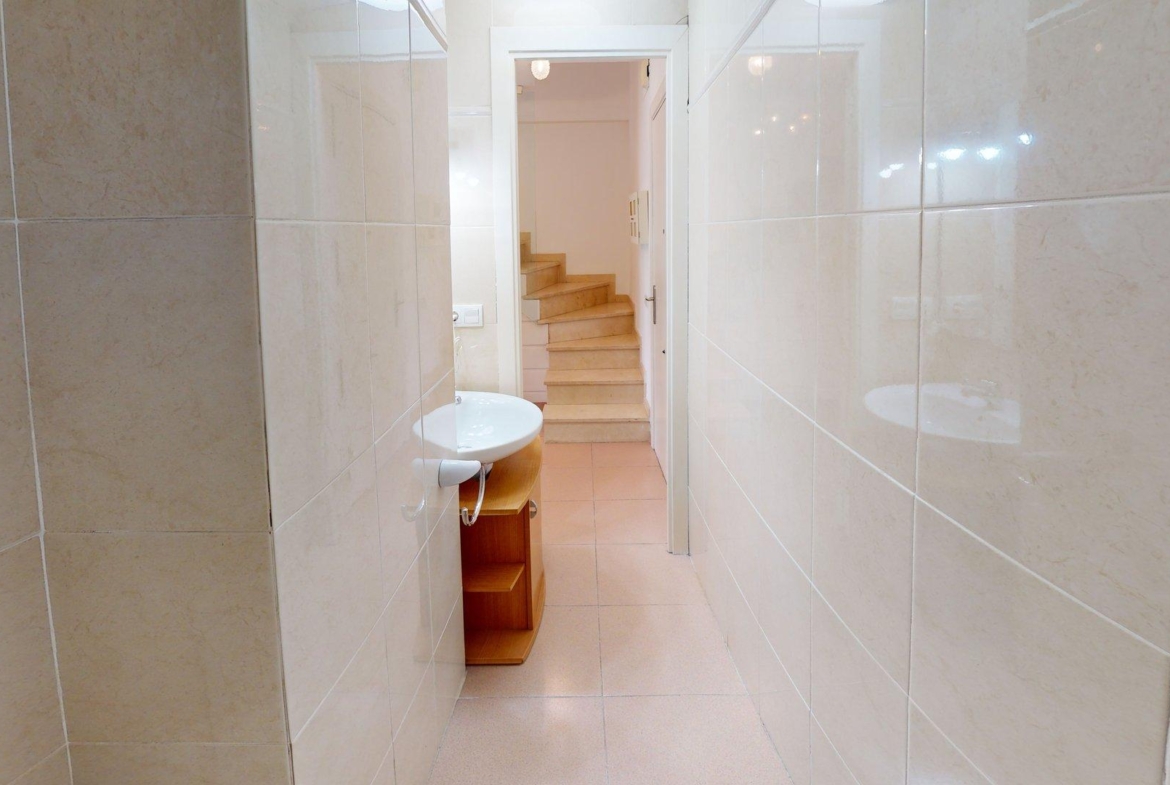 956 V Bathroom