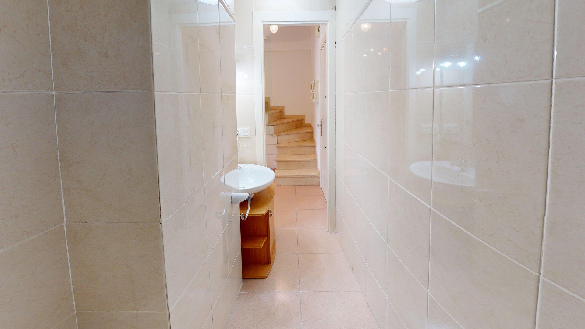 956 V Bathroom
